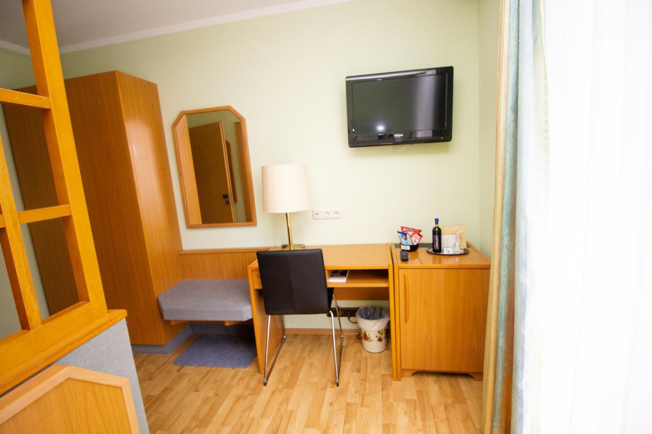 Hotel Am Wald Оттобрунн Экстерьер фото